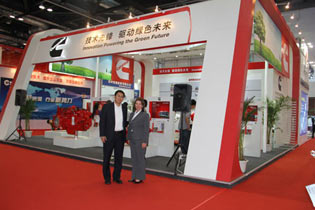 康明斯發(fā)動(dòng)機(jī)高管在展臺(tái)合影