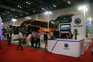 申龍客車展臺(tái)