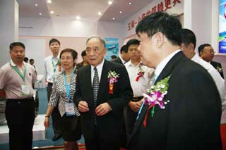 行業(yè)領(lǐng)導(dǎo)參觀內(nèi)燃機(jī)展