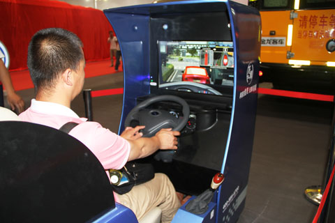 觀眾體驗“龍翼”系統(tǒng)