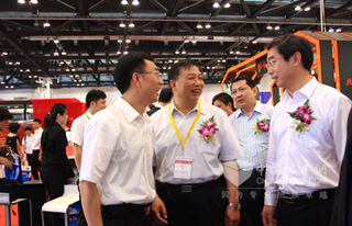 交通部領(lǐng)導(dǎo)蒞臨宇通展臺