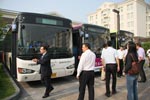 與會(huì)嘉賓準(zhǔn)備試乘試駕搭載采埃孚AMT公交車(chē)