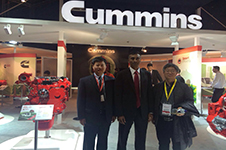 客車(chē)網(wǎng)總編（右一）與康明斯高層