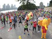 選手與小金象一起熱身