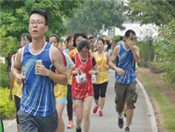 廈門站內(nèi)選手奮力奔跑