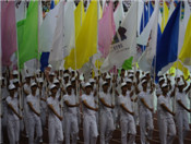 選手與小金象一起熱身