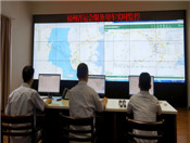 選手與小金象一起熱身