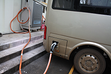 充電中的宇通純電動E7