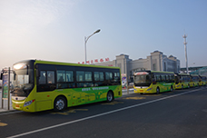 琿春高鐵站候客的宇通純電動公交車