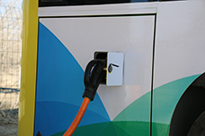 充電中的宇通純電動公交車