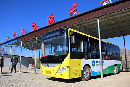 在充電站?？康挠钔ㄐ履茉垂卉?><a>在充電站停靠的宇通新能源公交車</a></li>
        <li id=