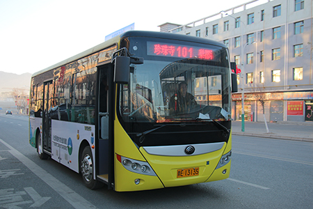 宇通新能源公交車在貴德街頭行駛