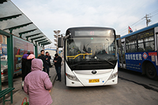 在站臺停靠的宇通純電動公交車