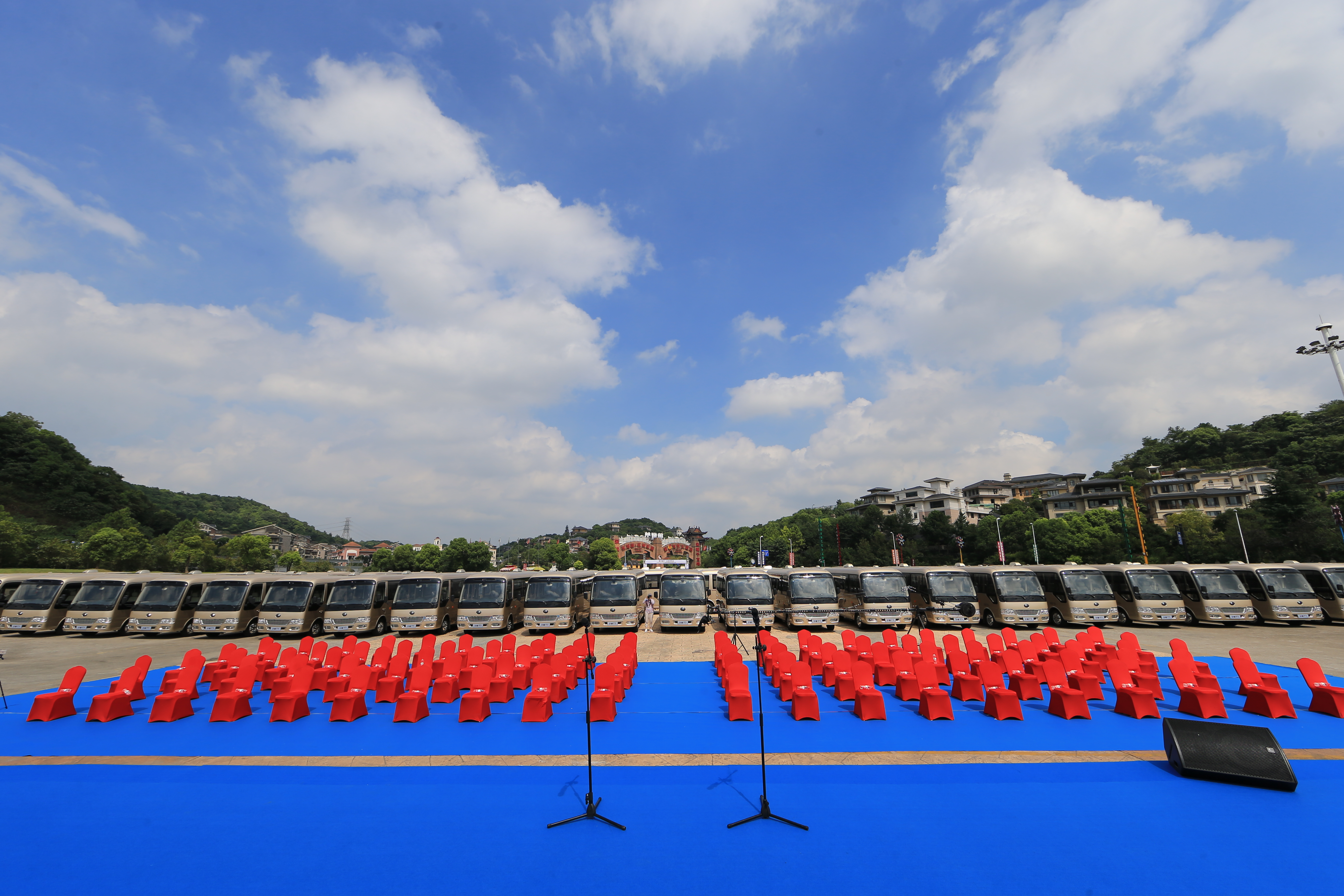 百輛宇通T7蓄勢待發(fā)