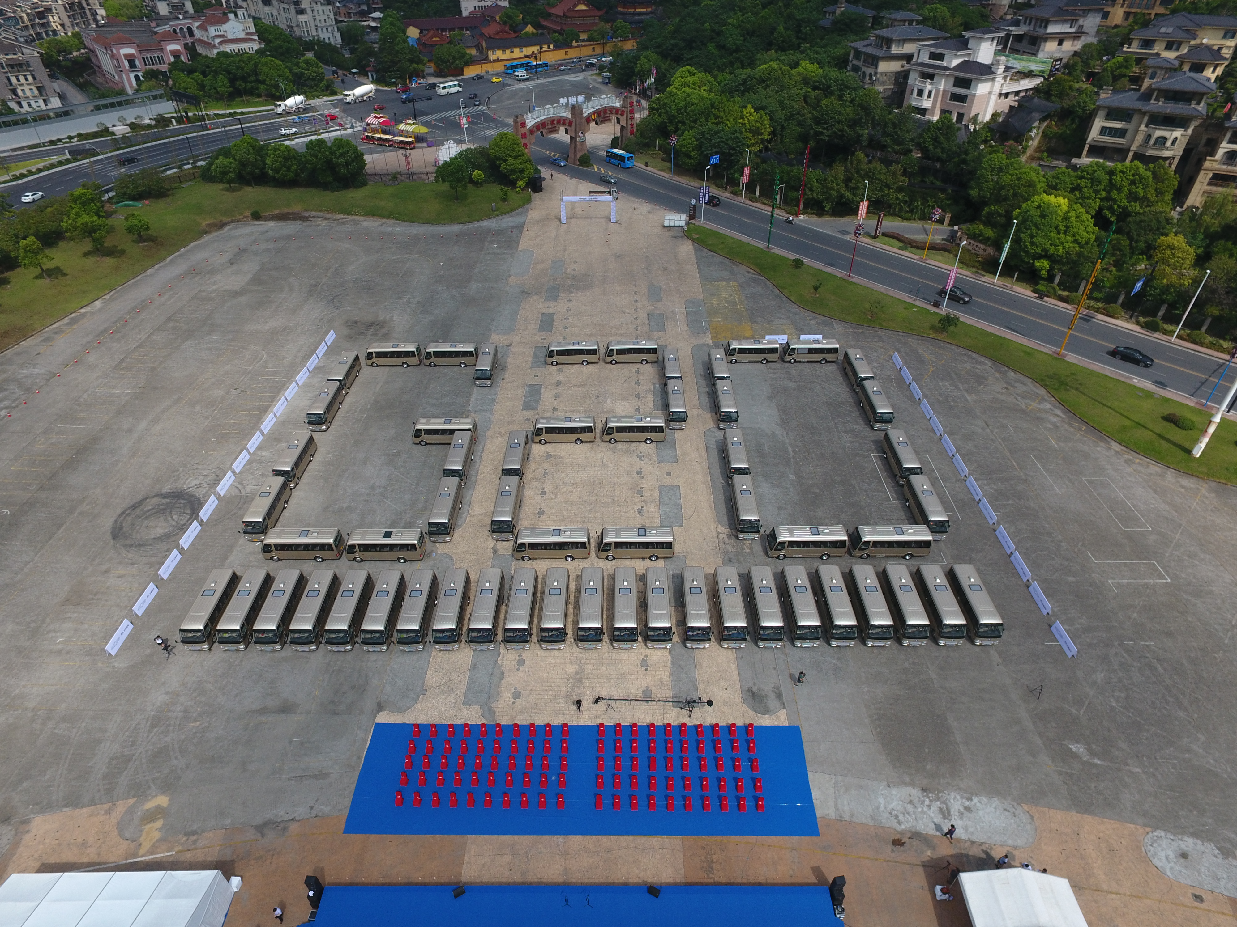 由T7車陣擺成的“G20”字樣