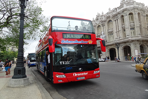 哈瓦那街頭的宇通雙層巴士