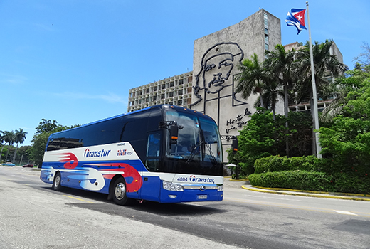 宇通客車駛過古巴革命廣場