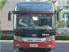 宇通客車行駛在山間