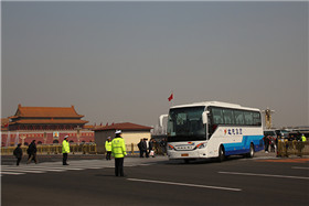 服務兩會的安凱客車駛過天安門