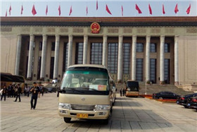 人民大會堂前的金旅考斯特