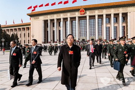 人民大會(huì)堂前的宇通T7