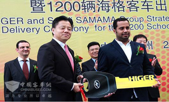 蘇州工業(yè)園區(qū)管委會(huì)主任楊知評(píng)向沙特薩瑪瑪集團(tuán)ＣＥＯ艾哈邁德遞交金鑰匙