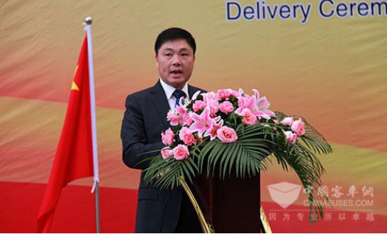蘇州金龍海格客車董事長(zhǎng)羅丹峰在儀式上致辭