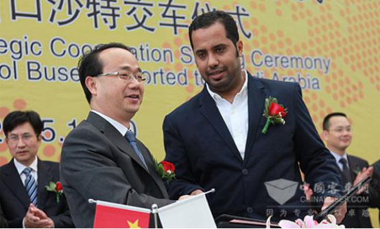 蘇州金龍海格客車總經(jīng)理吳文文與沙特薩瑪瑪集團(tuán)ＣＥＯ艾哈邁德簽署戰(zhàn)略合作協(xié)議