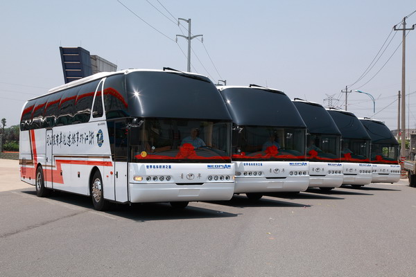 青年客車JNP6127LBEV純電動(dòng)客車