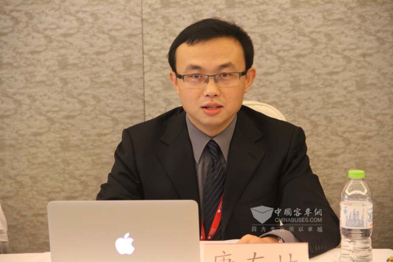 客車網(wǎng)副主編康友林主持會(huì)議