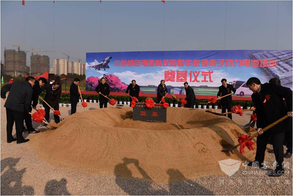 各位領導為項目工程開工培土奠基