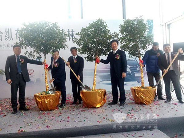 　“合縱布局，聚木成林”的定制座駕交車儀式現(xiàn)場