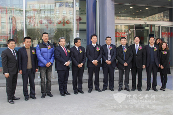 “合縱布局，聚木成林”的定制座駕交車儀式合影留念