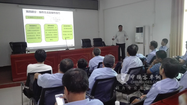 中車電動(dòng)工程師在海口為駕駛員培訓(xùn)