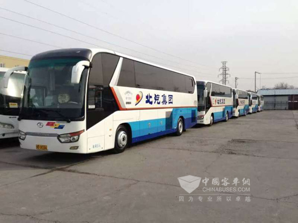 兩會期間上會車輛金龍龍威整裝待發(fā)