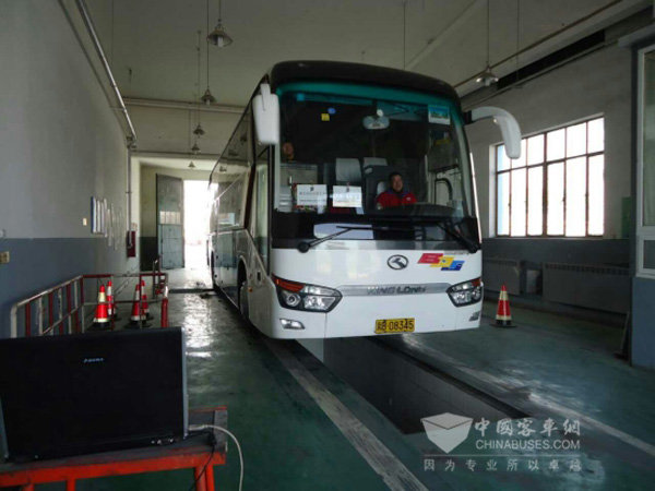 兩會專業(yè)服務(wù)團(tuán)隊(duì)正在維檢上會車輛