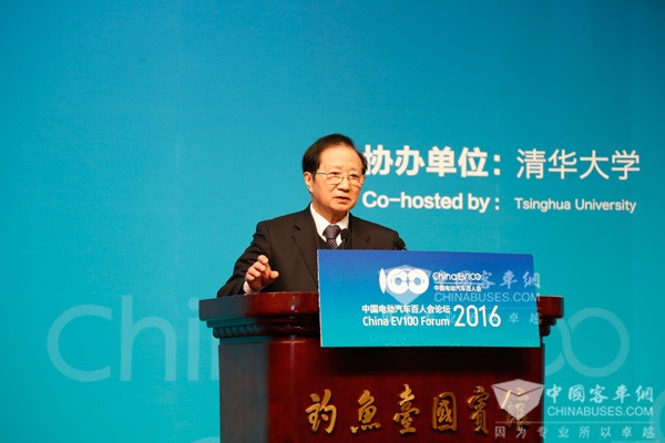 全國(guó)政協(xié)常委、經(jīng)濟(jì)委員會(huì)副主任，中國(guó)電動(dòng)汽車百人會(huì)理事長(zhǎng)陳清泰