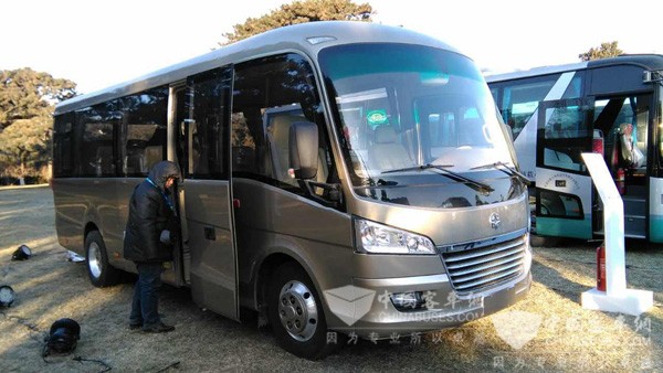 中通E-07純電動客車亮相百人會論壇