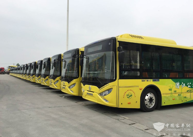 金黃色的車身噴色是本批次車輛的亮點(diǎn)之一