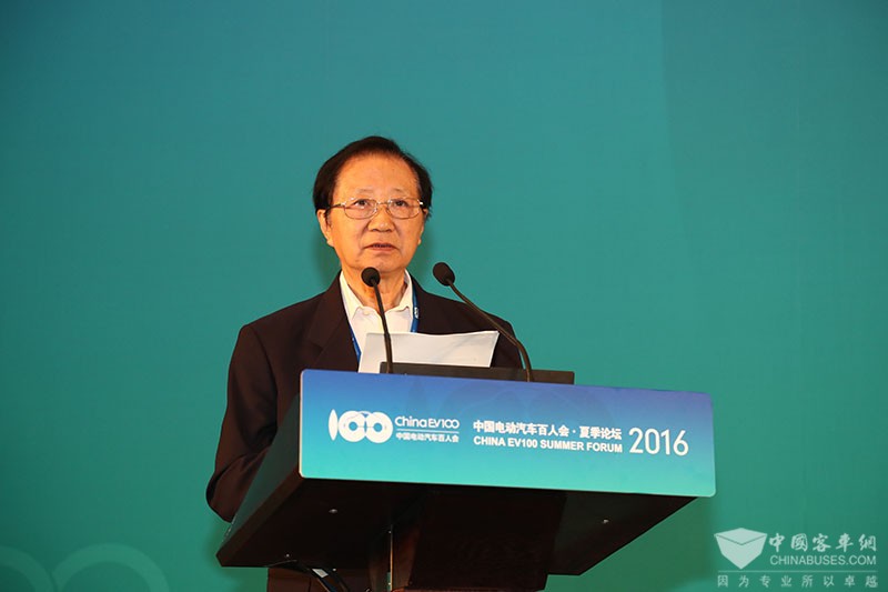 中國(guó)電動(dòng)汽車百人會(huì)理事長(zhǎng)陳清泰  