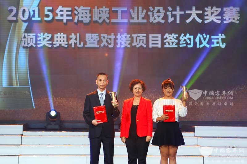 金旅客車副總經(jīng)理陳篤廉（左一）上臺(tái)領(lǐng)獎(jiǎng)