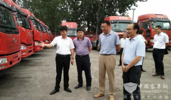 一汽錫柴廠黨政領(lǐng)導(dǎo)錢(qián)恒榮等一行人走訪市場(chǎng)