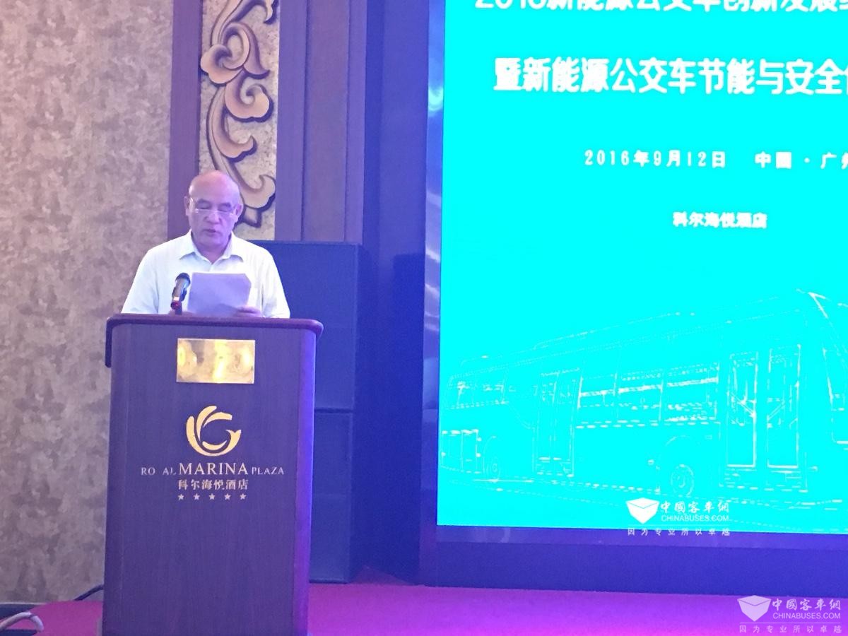 中國道路運(yùn)輸協(xié)會城市客運(yùn)分會會長張國光講話