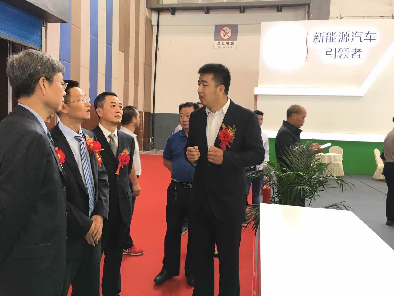 比亞迪商用車市場總監(jiān)王璦琿與主辦方領(lǐng)導(dǎo)在一起交流