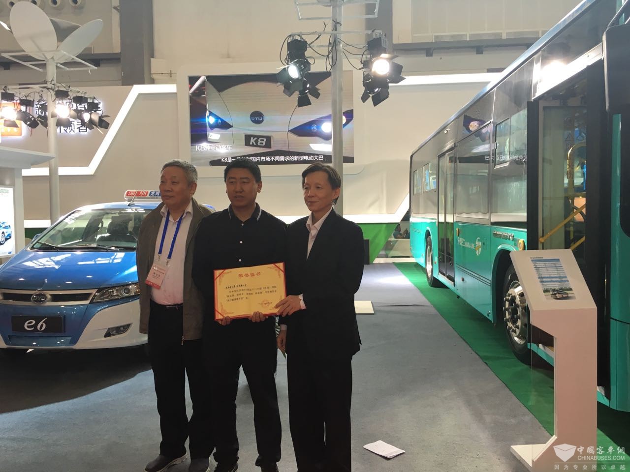 比亞迪接受王奇英理事長頒發(fā)的獲獎證書