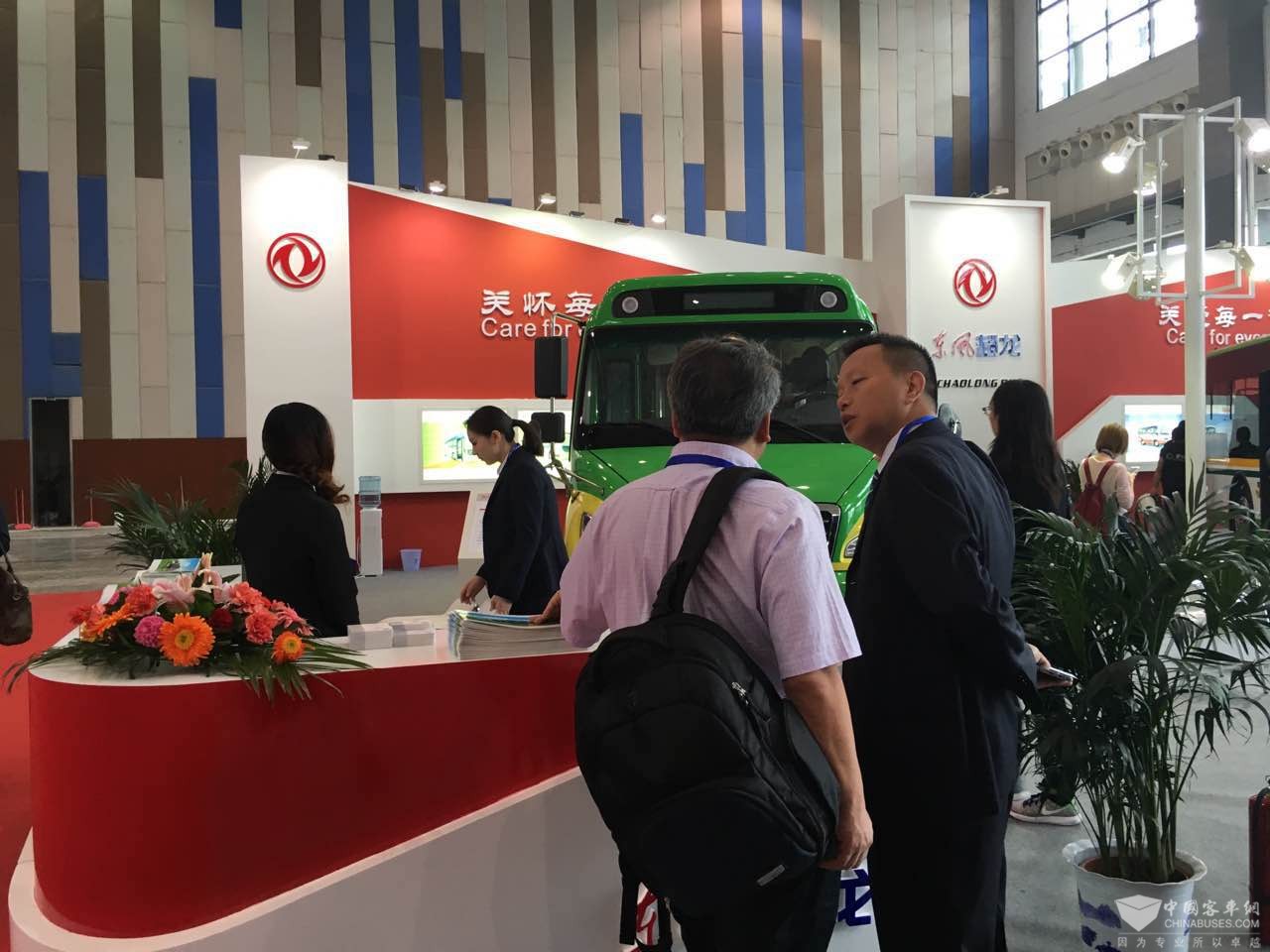 專業(yè)觀眾在東風(fēng)超龍展位前