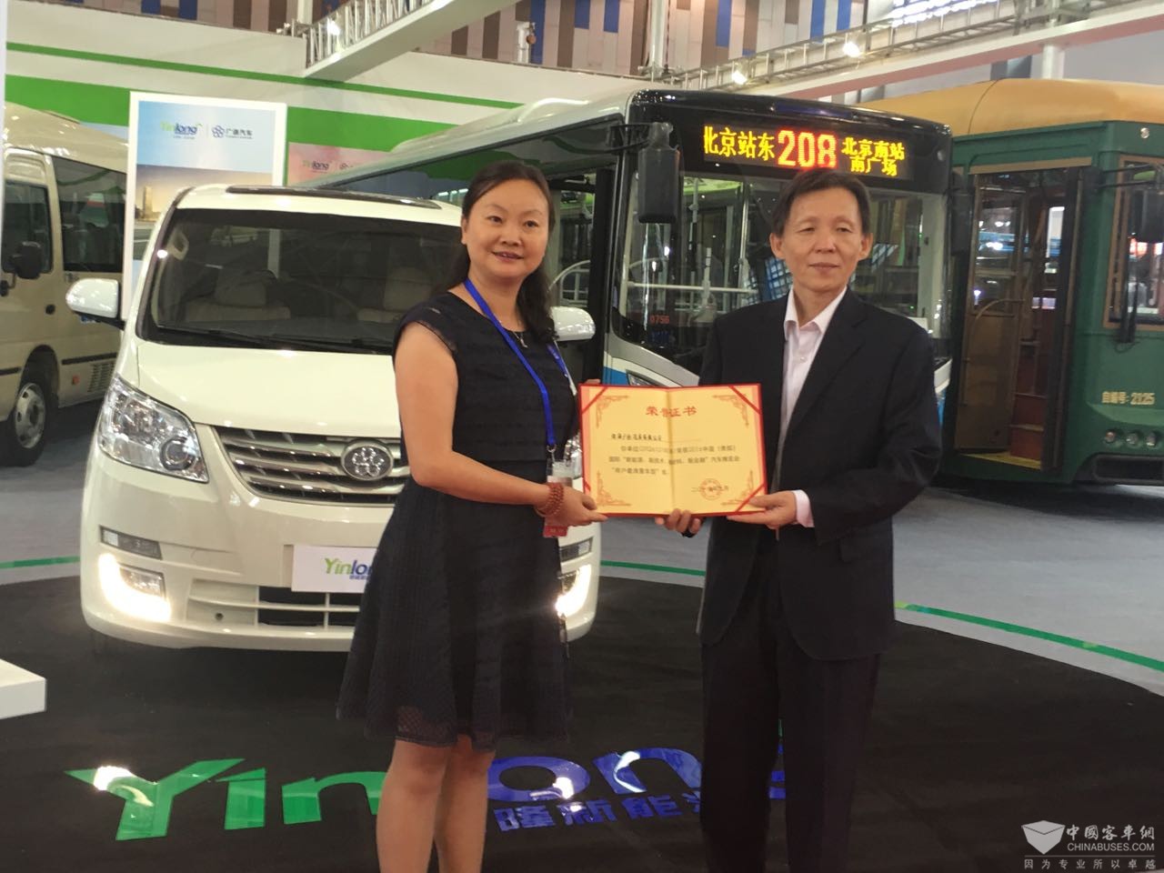 中國公路學(xué)會客車分會理事長王奇英為銀隆頒發(fā)獲獎證書