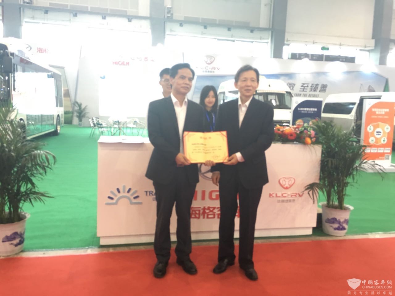 中國公路學(xué)會客車分會理事長王奇英為海格頒發(fā)獲獎證書