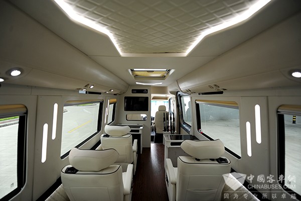 長(zhǎng)江“奕閣”純電動(dòng)中巴