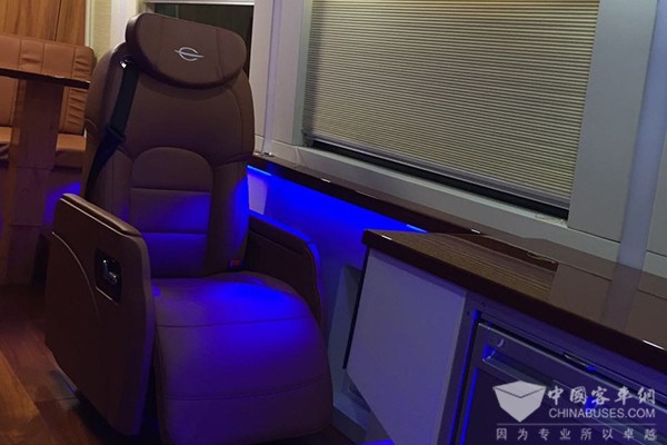 長江“奕勝”純電動(dòng)商務(wù)車